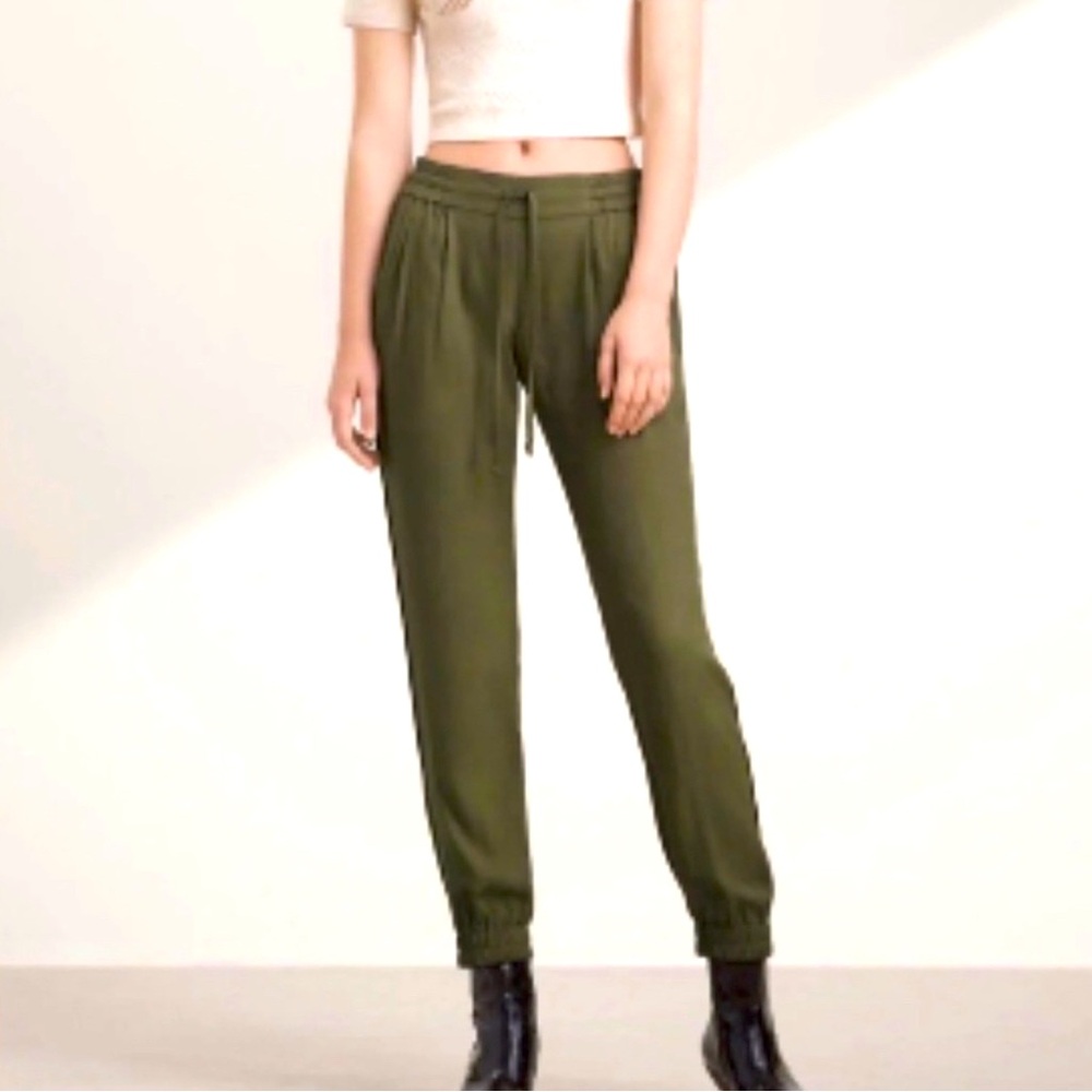 Aritzia TNA TALULA joggers in olive green